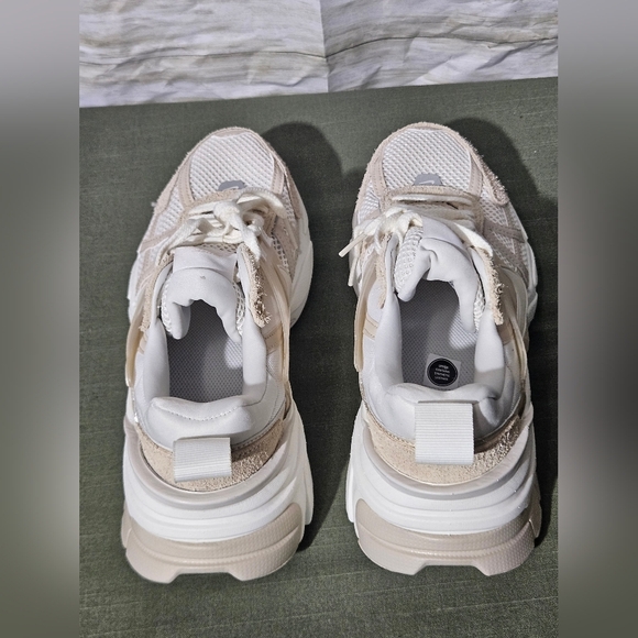 Nike Women's Cream and White Sneakers Size 9.5 - Picture 7 of 11